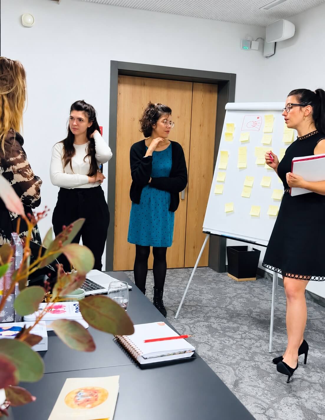 Atelier de leadership au féminin animé devant un paperboard