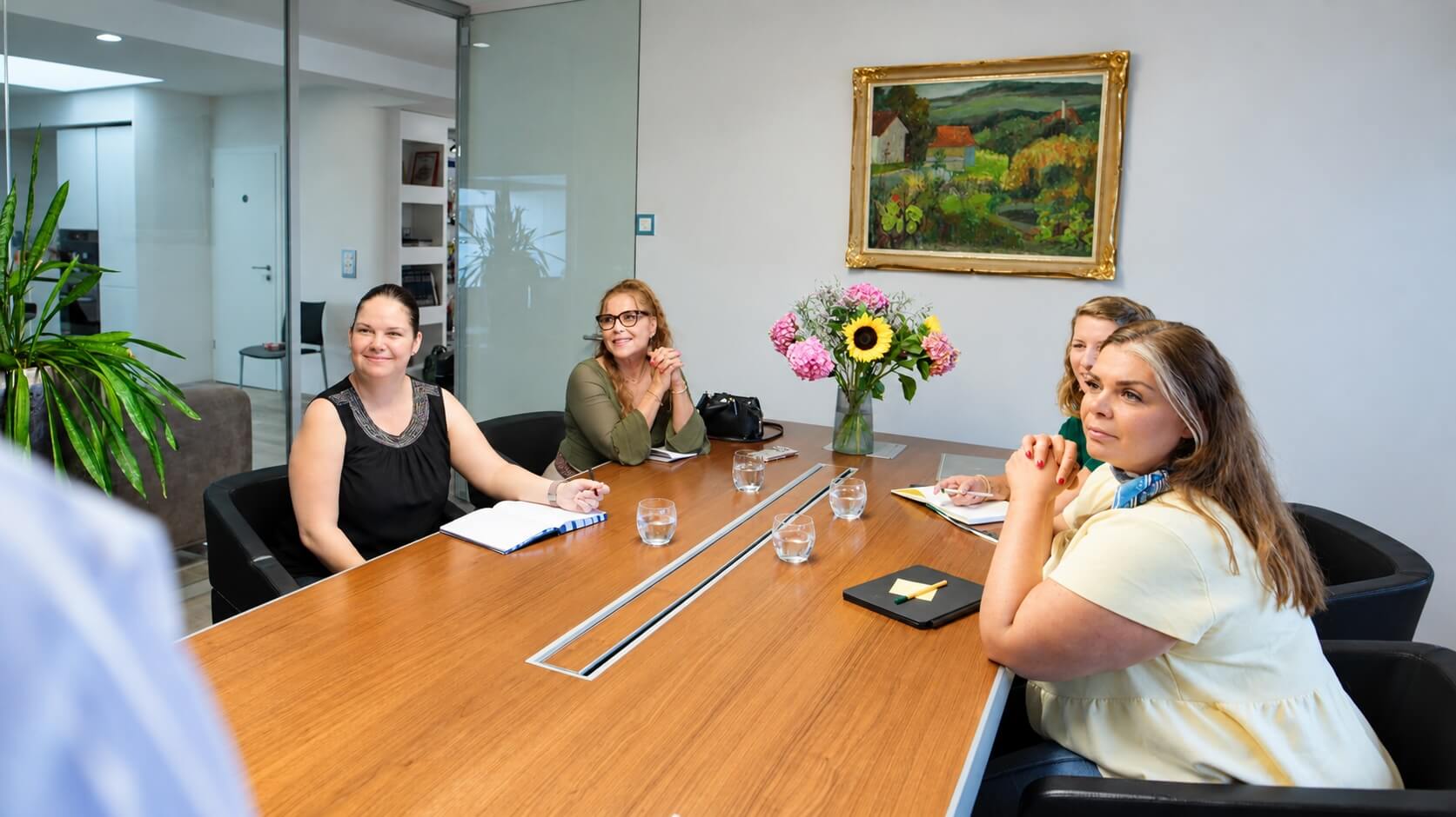 Participantes réunies autour d'une table lors d'une formation en leadership au féminin