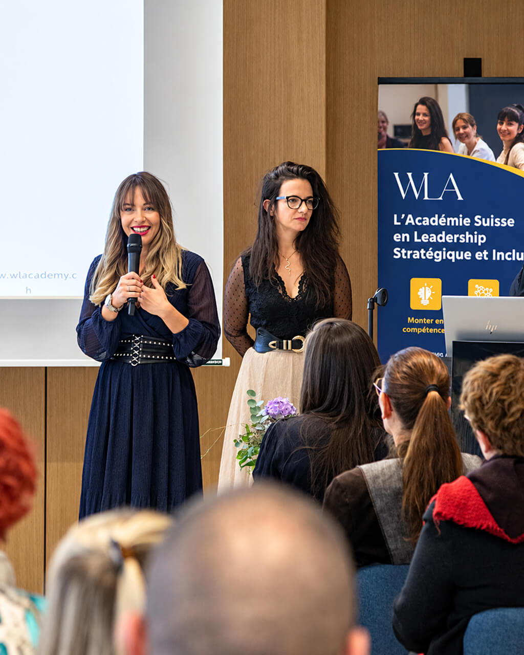Intervenantes WLA au micro lors d'une conférence sur le leadership stratégique devant un public d'entreprise